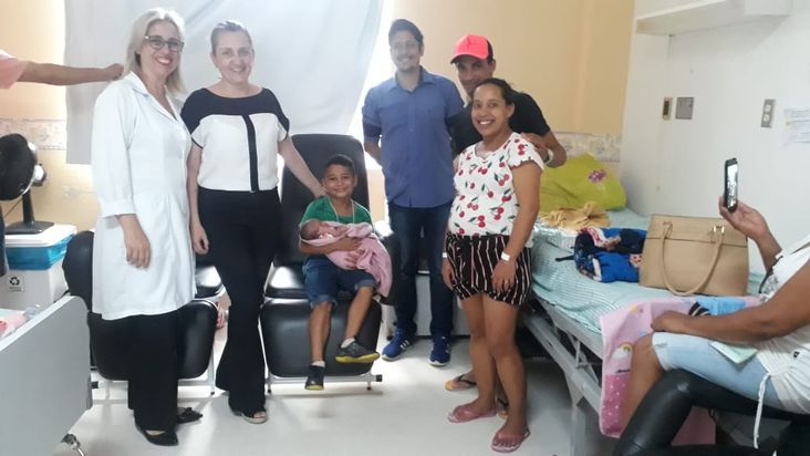Menino visita seu irmãozinho no HRNP