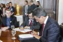 Governador Beto Richa junto com o secretário da Saúde, Michele Caputo Neto, assina contrato de gestão entre a secretaria da Saúde e a Fundação Estatal de Atenção em Saúde do Paraná (FUNEAS), e prorroga o Mutirão Paranaense de Cirurgias Eletivas. Presente o secretário da Infraestrutura e Logística, José Richa Filho, prefeitos e demais autoridades. Curitiba, 23/08/2016. Foto: Pedro Ribas/ANPr