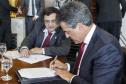 Governador Beto Richa junto com o secretário da Saúde, Michele Caputo Neto, assina contrato de gestão entre a secretaria da Saúde e a Fundação Estatal de Atenção em Saúde do Paraná (FUNEAS), e prorroga o Mutirão Paranaense de Cirurgias Eletivas. Presente o secretário da Infraestrutura e Logística, José Richa Filho, prefeitos e demais autoridades. Curitiba, 23/08/2016. Foto: Pedro Ribas/ANPr