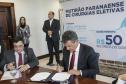 Governador Beto Richa junto com o secretário da Saúde, Michele Caputo Neto, assina contrato de gestão entre a secretaria da Saúde e a Fundação Estatal de Atenção em Saúde do Paraná (FUNEAS), e prorroga o Mutirão Paranaense de Cirurgias Eletivas. Presente o secretário da Infraestrutura e Logística, José Richa Filho, prefeitos e demais autoridades. Curitiba, 23/08/2016. Foto: Pedro Ribas/ANPr