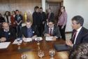 Governador Beto Richa junto com o secretário da Saúde, Michele Caputo Neto, assina contrato de gestão entre a secretaria da Saúde e a Fundação Estatal de Atenção em Saúde do Paraná (FUNEAS), e prorroga o Mutirão Paranaense de Cirurgias Eletivas. Presente o secretário da Infraestrutura e Logística, José Richa Filho, prefeitos e demais autoridades. Curitiba, 23/08/2016. Foto: Pedro Ribas/ANPr