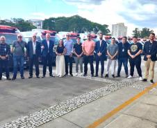 Governador do Paraná entrega 13 novas ambulâncias para hospitais da Rede Funeas