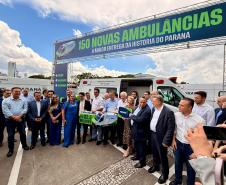 Governador do Paraná entrega 13 novas ambulâncias para hospitais da Rede Funeas