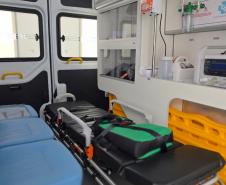 Governador do Paraná entrega 13 novas ambulâncias para hospitais da Rede Funeas