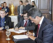 Governador Beto Richa junto com o secretário da Saúde, Michele Caputo Neto, assina contrato de gestão entre a secretaria da Saúde e a Fundação Estatal de Atenção em Saúde do Paraná (FUNEAS), e prorroga o Mutirão Paranaense de Cirurgias Eletivas. Presente o secretário da Infraestrutura e Logística, José Richa Filho, prefeitos e demais autoridades. Curitiba, 23/08/2016. Foto: Pedro Ribas/ANPr