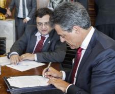 Governador Beto Richa junto com o secretário da Saúde, Michele Caputo Neto, assina contrato de gestão entre a secretaria da Saúde e a Fundação Estatal de Atenção em Saúde do Paraná (FUNEAS), e prorroga o Mutirão Paranaense de Cirurgias Eletivas. Presente o secretário da Infraestrutura e Logística, José Richa Filho, prefeitos e demais autoridades. Curitiba, 23/08/2016. Foto: Pedro Ribas/ANPr