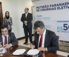Governador Beto Richa junto com o secretário da Saúde, Michele Caputo Neto, assina contrato de gestão entre a secretaria da Saúde e a Fundação Estatal de Atenção em Saúde do Paraná (FUNEAS), e prorroga o Mutirão Paranaense de Cirurgias Eletivas. Presente o secretário da Infraestrutura e Logística, José Richa Filho, prefeitos e demais autoridades. Curitiba, 23/08/2016. Foto: Pedro Ribas/ANPr
