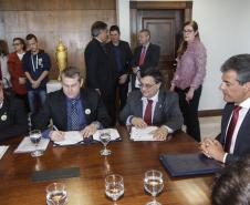 Governador Beto Richa junto com o secretário da Saúde, Michele Caputo Neto, assina contrato de gestão entre a secretaria da Saúde e a Fundação Estatal de Atenção em Saúde do Paraná (FUNEAS), e prorroga o Mutirão Paranaense de Cirurgias Eletivas. Presente o secretário da Infraestrutura e Logística, José Richa Filho, prefeitos e demais autoridades. Curitiba, 23/08/2016. Foto: Pedro Ribas/ANPr