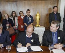 Governador Beto Richa junto com o secretário da Saúde, Michele Caputo Neto, assina contrato de gestão entre a secretaria da Saúde e a Fundação Estatal de Atenção em Saúde do Paraná (FUNEAS), e prorroga o Mutirão Paranaense de Cirurgias Eletivas. Presente o secretário da Infraestrutura e Logística, José Richa Filho, prefeitos e demais autoridades. Curitiba, 23/08/2016. Foto: Pedro Ribas/ANPr