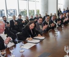 Governador Beto Richa junto com o secretário da Saúde, Michele Caputo Neto, assina contrato de gestão entre a secretaria da Saúde e a Fundação Estatal de Atenção em Saúde do Paraná (FUNEAS), e prorroga o Mutirão Paranaense de Cirurgias Eletivas. Presente o secretário da Infraestrutura e Logística, José Richa Filho, prefeitos e demais autoridades. Curitiba, 23/08/2016. Foto: Pedro Ribas/ANPr