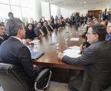 Governador Beto Richa junto com o secretário da Saúde, Michele Caputo Neto, assina contrato de gestão entre a secretaria da Saúde e a Fundação Estatal de Atenção em Saúde do Paraná (FUNEAS), e prorroga o Mutirão Paranaense de Cirurgias Eletivas. Presente o secretário da Infraestrutura e Logística, José Richa Filho, prefeitos e demais autoridades. Curitiba, 23/08/2016. Foto: Pedro Ribas/ANPr