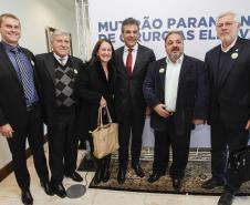 Governador Beto Richa junto com o secretário da Saúde, Michele Caputo Neto, assina contrato de gestão entre a secretaria da Saúde e a Fundação Estatal de Atenção em Saúde do Paraná (FUNEAS), e prorroga o Mutirão Paranaense de Cirurgias Eletivas. Presente o secretário da Infraestrutura e Logística, José Richa Filho, prefeitos e demais autoridades. Curitiba, 23/08/2016. Foto: Pedro Ribas/ANPr