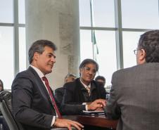 Governador Beto Richa junto com o secretário da Saúde, Michele Caputo Neto, assina contrato de gestão entre a secretaria da Saúde e a Fundação Estatal de Atenção em Saúde do Paraná (FUNEAS), e prorroga o Mutirão Paranaense de Cirurgias Eletivas. Presente o secretário da Infraestrutura e Logística, José Richa Filho, prefeitos e demais autoridades. Curitiba, 23/08/2016. Foto: Pedro Ribas/ANPr