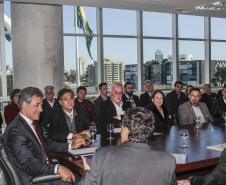 Governador Beto Richa junto com o secretário da Saúde, Michele Caputo Neto, assina contrato de gestão entre a secretaria da Saúde e a Fundação Estatal de Atenção em Saúde do Paraná (FUNEAS), e prorroga o Mutirão Paranaense de Cirurgias Eletivas. Presente o secretário da Infraestrutura e Logística, José Richa Filho, prefeitos e demais autoridades. Curitiba, 23/08/2016. Foto: Pedro Ribas/ANPr