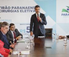Governador Beto Richa junto com o secretário da Saúde, Michele Caputo Neto, assina contrato de gestão entre a secretaria da Saúde e a Fundação Estatal de Atenção em Saúde do Paraná (FUNEAS), e prorroga o Mutirão Paranaense de Cirurgias Eletivas. Presente o secretário da Infraestrutura e Logística, José Richa Filho, prefeitos e demais autoridades. Curitiba, 23/08/2016. Foto: Pedro Ribas/ANPr