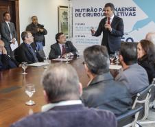 Governador Beto Richa junto com o secretário da Saúde, Michele Caputo Neto, assina contrato de gestão entre a secretaria da Saúde e a Fundação Estatal de Atenção em Saúde do Paraná (FUNEAS), e prorroga o Mutirão Paranaense de Cirurgias Eletivas. Presente o secretário da Infraestrutura e Logística, José Richa Filho, prefeitos e demais autoridades. Curitiba, 23/08/2016. Foto: Pedro Ribas/ANPr