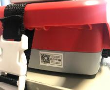 O QR Code é um tipo de código de barras bidimensional (2D), que significa Quick Response, sendo traduzido para o português como Resposta Rápida. Essa pequena figura é capaz de armazenar múltiplas informações; é a partir da leitura destes que a equipe técnica das unidades hospitalares terão acesso a determinadas informações sobre cada equipamento do hospital. 