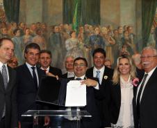 Governador Beto Richa assina portarias que estabelecem recursos para o bloco de atenção de média e alta complexidade ambulatorial e hospitalar do Paraná, com o Ministério da Saúde. Participaram do evento o ministro Ricardo Barros, a vice-governadora Cida Borghetti, o secretário estadual da Saúde, Michele Caputo Netto, deputados e demais autoridades.Curitiba, 17/10/2016.Foto: Orlando Kissner/ANPr