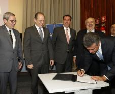 O governador Beto Richa participa nesta segunda-feira (19), no auditório da Caixa Econômica Federal, da apresentação das Linhas de Créditos, BNDS Saúde e Caixa Hospitais. Participaram: presidente da Caixa Econômica Federal, Gilberto Occhi e o ministro da Saúde, Ricardo Barros, entre outros.Curitiba, 19-12-16.Foto: Arnaldo Alves / ANPr.