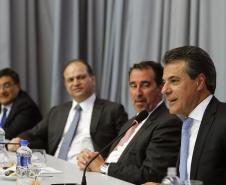 O governador Beto Richa participa nesta segunda-feira (19), no auditório da Caixa Econômica Federal, da apresentação das Linhas de Créditos, BNDS Saúde e Caixa Hospitais. Participaram: presidente da Caixa Econômica Federal, Gilberto Occhi e o ministro da Saúde, Ricardo Barros, entre outros.Curitiba, 19-12-16.Foto: Arnaldo Alves / ANPr.