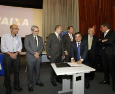 O governador Beto Richa participa nesta segunda-feira (19), no auditório da Caixa Econômica Federal, da apresentação das Linhas de Créditos, BNDS Saúde e Caixa Hospitais. Participaram: presidente da Caixa Econômica Federal, Gilberto Occhi e o ministro da Saúde, Ricardo Barros, entre outros.Curitiba, 19-12-16.Foto: Arnaldo Alves / ANPr.
