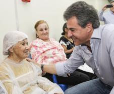 Governador Beto Richa acompanha junto com a secretária da Família e Desenvolvimento Social, Fernanda Richa, o mutirão eletivo de cirurgias de catarata no Hospital Municipal Padre Germano Lauck. Na foto, o governador conversa com a sra. Joana Brusque, de 89 anos. Foz do Iguaçu, 07/06/2016. Foto: Pedro Ribas/ANPr