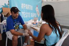 Testes rápidos feitos na praia garantem a saúde de veranistas no Litoral