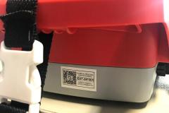 O QR Code é um tipo de código de barras bidimensional (2D), que significa Quick Response, sendo traduzido para o português como Resposta Rápida. Essa pequena figura é capaz de armazenar múltiplas informações; é a partir da leitura destes que a equipe técnica das unidades hospitalares terão acesso a determinadas informações sobre cada equipamento do hospital. 