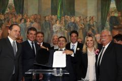 Governador Beto Richa assina portarias que estabelecem recursos para o bloco de atenção de média e alta complexidade ambulatorial e hospitalar do Paraná, com o Ministério da Saúde. Participaram do evento o ministro Ricardo Barros, a vice-governadora Cida Borghetti, o secretário estadual da Saúde, Michele Caputo Netto, deputados e demais autoridades.Curitiba, 17/10/2016.Foto: Orlando Kissner/ANPr