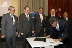 O governador Beto Richa participa nesta segunda-feira (19), no auditório da Caixa Econômica Federal, da apresentação das Linhas de Créditos, BNDS Saúde e Caixa Hospitais. Participaram: presidente da Caixa Econômica Federal, Gilberto Occhi e o ministro da Saúde, Ricardo Barros, entre outros.Curitiba, 19-12-16.Foto: Arnaldo Alves / ANPr.