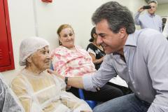 Governador Beto Richa acompanha junto com a secretária da Família e Desenvolvimento Social, Fernanda Richa, o mutirão eletivo de cirurgias de catarata no Hospital Municipal Padre Germano Lauck. Na foto, o governador conversa com a sra. Joana Brusque, de 89 anos. Foz do Iguaçu, 07/06/2016. Foto: Pedro Ribas/ANPr