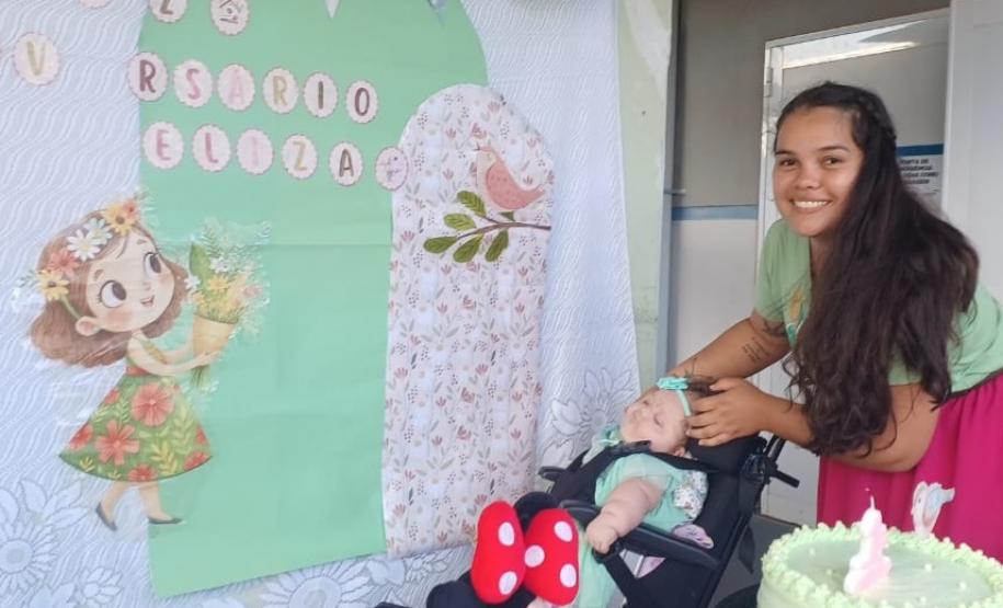Bebê internada em hospital do Norte Pioneiro ganha festa de aniversário