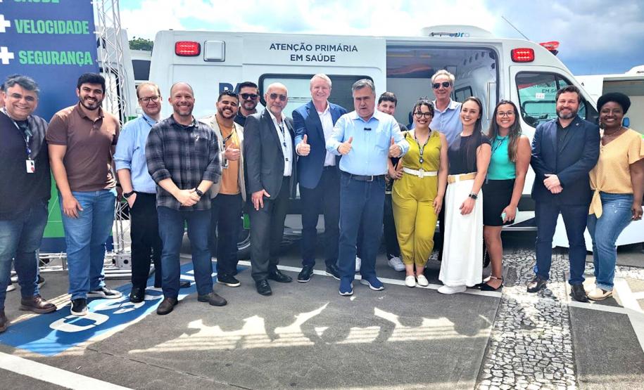 Governador do Paraná entrega 13 novas ambulâncias para hospitais da Rede Funeas