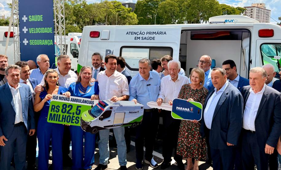 Governador do Paraná entrega 13 novas ambulâncias para hospitais da Rede Funeas