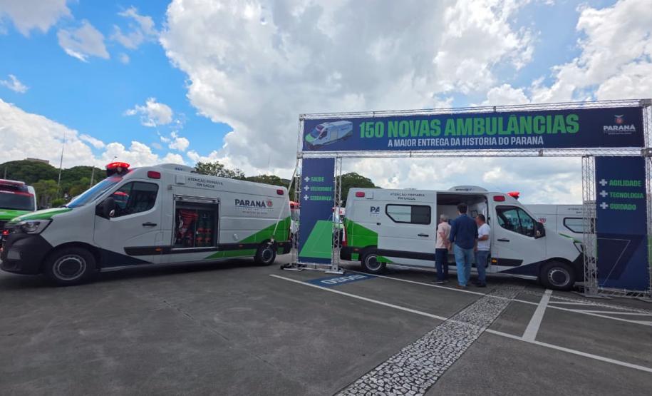 Governador do Paraná entrega 13 novas ambulâncias para hospitais da Rede Funeas