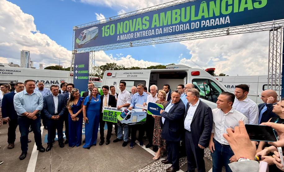 Governador do Paraná entrega 13 novas ambulâncias para hospitais da Rede Funeas