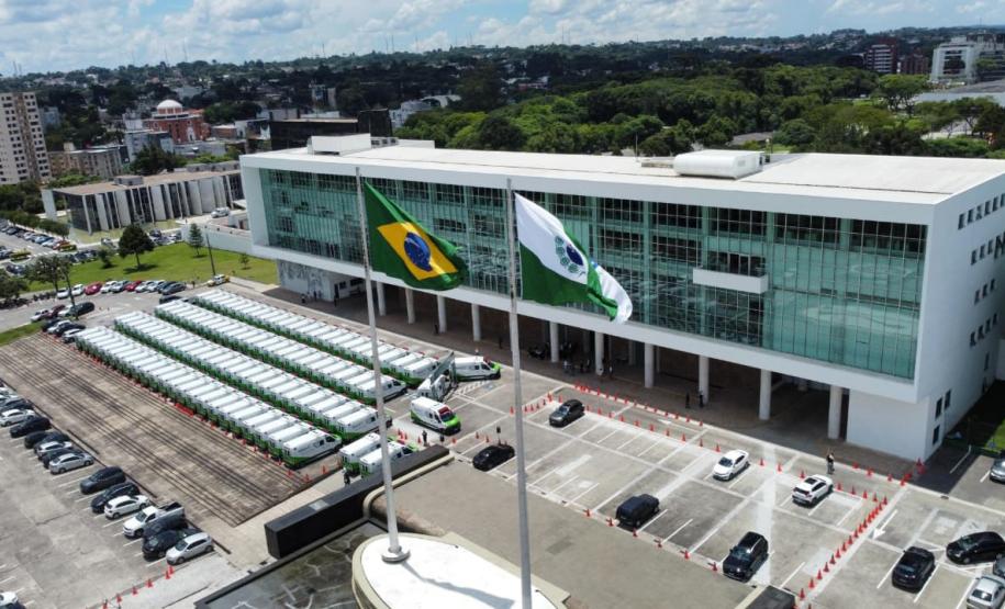 Governador do Paraná entrega 13 novas ambulâncias para hospitais da Rede Funeas