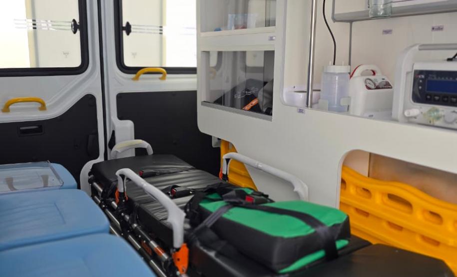 Governador do Paraná entrega 13 novas ambulâncias para hospitais da Rede Funeas