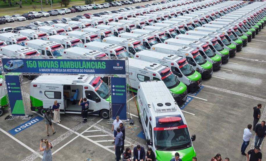 Governador do Paraná entrega 13 novas ambulâncias para hospitais da Rede Funeas