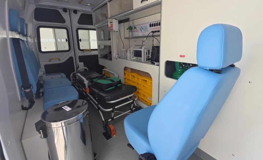 Governador do Paraná entrega 13 novas ambulâncias para hospitais da Rede Funeas