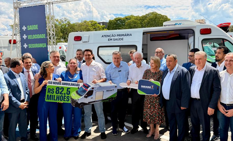 Governador do Paraná entrega 13 novas ambulâncias para hospitais da Rede Funeas