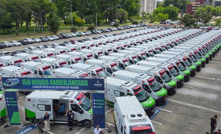Governador do Paraná entrega 13 novas ambulâncias para hospitais da Rede Funeas