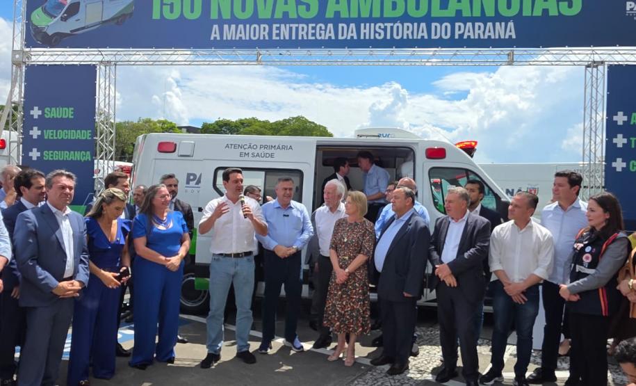 Governador do Paraná entrega 13 novas ambulâncias para hospitais da Rede Funeas