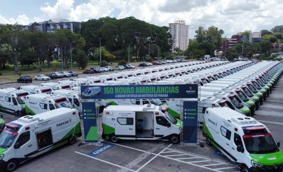Governador do Paraná entrega 13 novas ambulâncias para hospitais da Rede Funeas