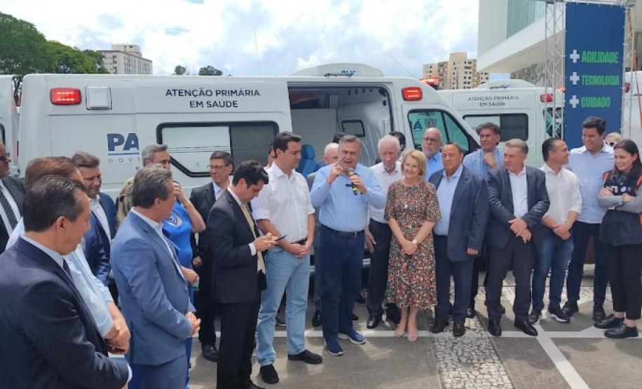 Governador do Paraná entrega 13 novas ambulâncias para hospitais da Rede Funeas