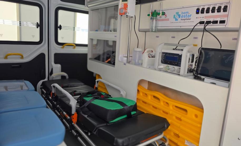 Governador do Paraná entrega 13 novas ambulâncias para hospitais da Rede Funeas