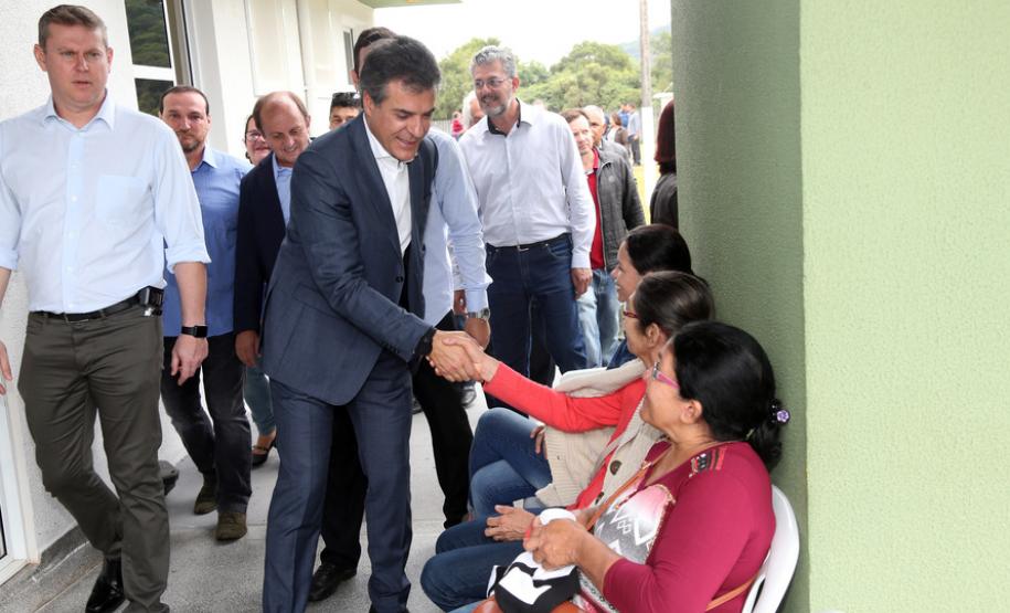 Governador Beto Richa, acompanhado da secretária da Família e Desenvolvimento Social, Fernanda Richa, acompanha o mutirão de cirurgias de catarata em Guaraqueçaba, no Litoral do Paraná. Moradores das ilhas e comunidades rurais da região também foram beneficiadas com o mutirão de cirurgias.Guaraquaçcaba, 31/07/2017.Foto: Orlando kissner/ANPr