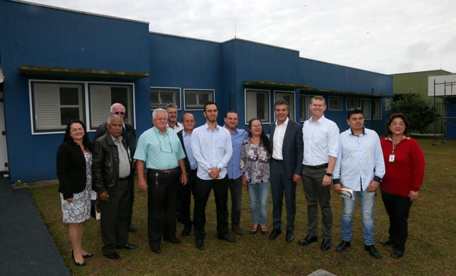 Governador Beto Richa, acompanhado da secretária da Família e Desenvolvimento Social, Fernanda Richa, acompanha o mutirão de cirurgias de catarata em Guaraqueçaba, no Litoral do Paraná. Moradores das ilhas e comunidades rurais da região também foram beneficiadas com o mutirão de cirurgias.Guaraquaçcaba, 31/07/2017.Foto: Orlando kissner/ANPr