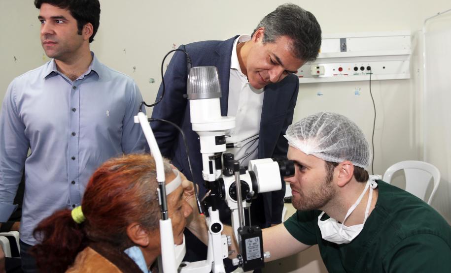 Governador Beto Richa, acompanhado da secretária da Família e Desenvolvimento Social, Fernanda Richa, acompanha o mutirão de cirurgias de catarata em Guaraqueçaba, no Litoral do Paraná. Moradores das ilhas e comunidades rurais da região também foram beneficiadas com o mutirão de cirurgias.Guaraquaçcaba, 31/07/2017.Foto: Orlando kissner/ANPr