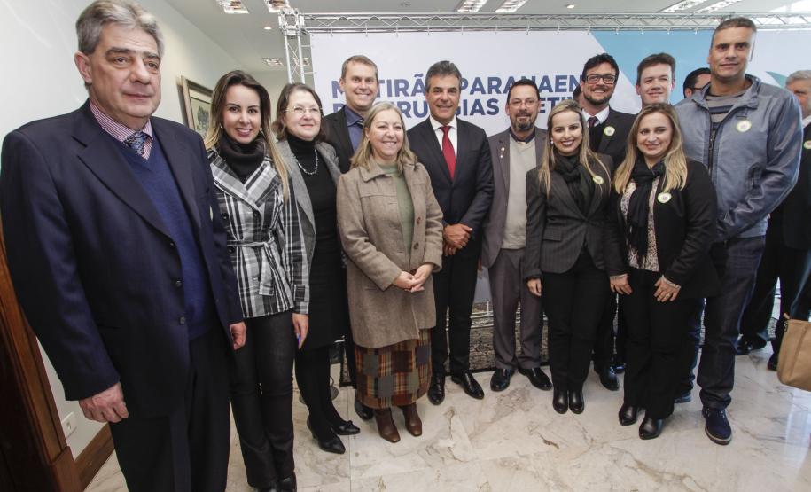 Governador Beto Richa junto com o secretário da Saúde, Michele Caputo Neto, assina contrato de gestão entre a secretaria da Saúde e a Fundação Estatal de Atenção em Saúde do Paraná (FUNEAS), e prorroga o Mutirão Paranaense de Cirurgias Eletivas. Presente o secretário da Infraestrutura e Logística, José Richa Filho, prefeitos e demais autoridades. Curitiba, 23/08/2016. Foto: Pedro Ribas/ANPr